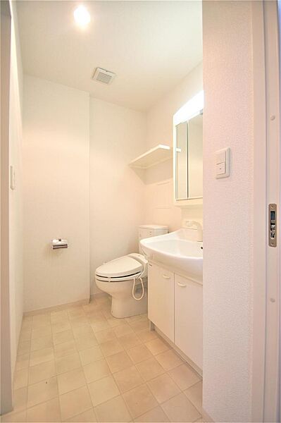 画像15:洗面所には洗面化粧台・トイレがあります。