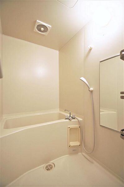 画像14:鏡付きのお風呂です。