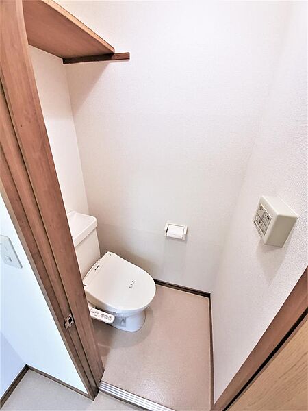 画像20:トイレは温水洗浄機能付きです。小棚もあります。