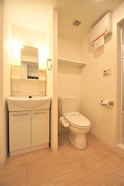 画像15:トイレは温水洗浄機能付きです。上部に収納もあります。