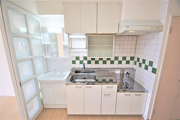 画像13:キッチン横に人気のシャワー付き洗面化粧台を新設しました。