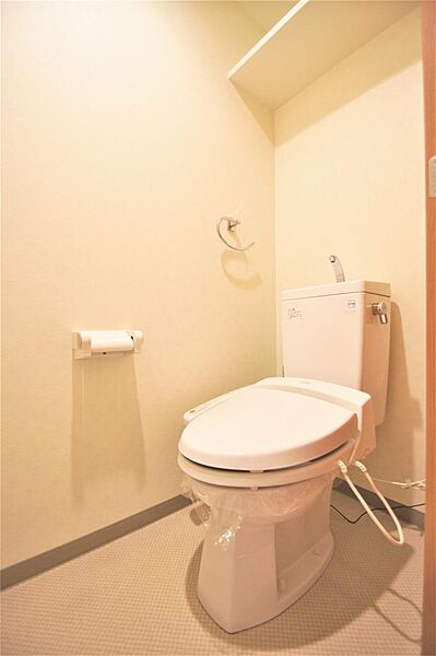 画像14:トイレは温水洗浄機能付きです。上部に小棚もあります。