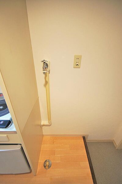 画像15:キッチンと玄関の間に洗濯機置き場があります。