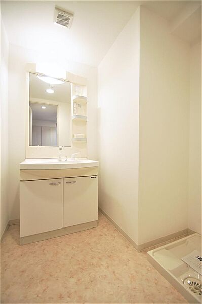 画像17:洗面所には洗面化粧台・洗濯機置き場があります。