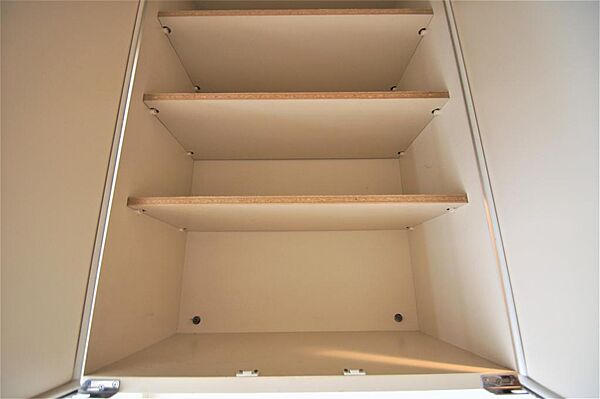 画像15:冷蔵庫置き場の上部には扉付きの収納棚があります。
