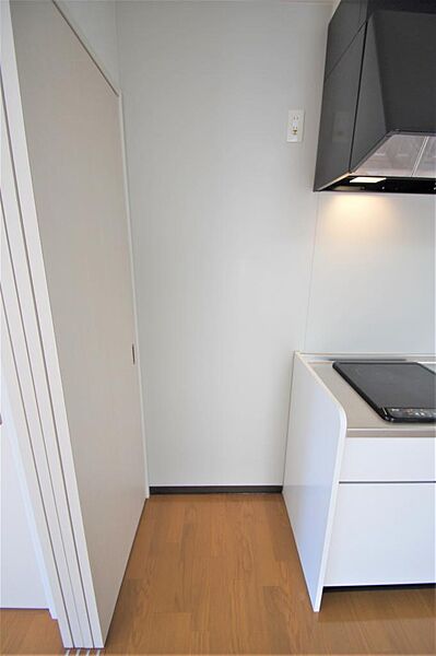 画像14:キッチン横には冷蔵庫を設置するスペースがあります。