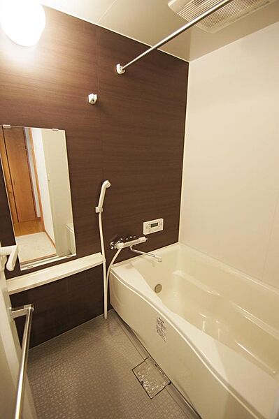 画像13:広めの浴室は追焚機能・浴室乾燥機付換気扇あり。