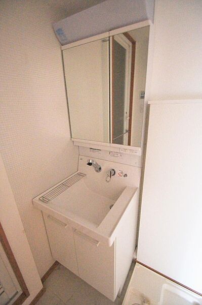 画像17:忙しい朝に便利なシャワー付洗面化粧台があります。