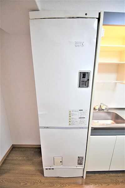 画像19:キッチン横には電気温水器があります。