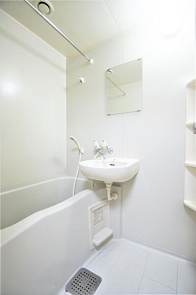 画像14:うれしい鏡付きのお風呂です。