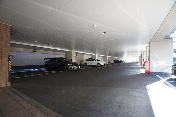 画像27:１階のピロティ部分が駐車場スペースです。リモコンキーで入庫します。