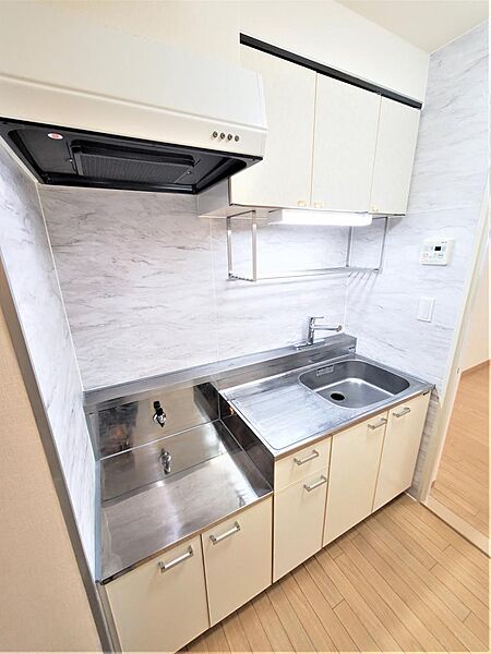 画像10:広いキッチンは２口ガスコンロ設置可能です。また調理スペースもあり、使い勝手良好です。経済的な都市ガスです。