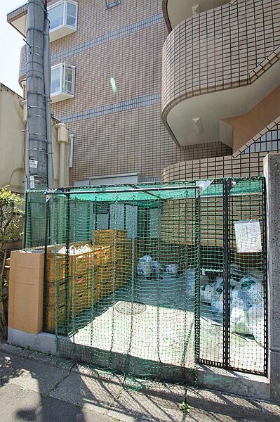 画像27:建物の東側には敷地内ゴミ置き場があります。