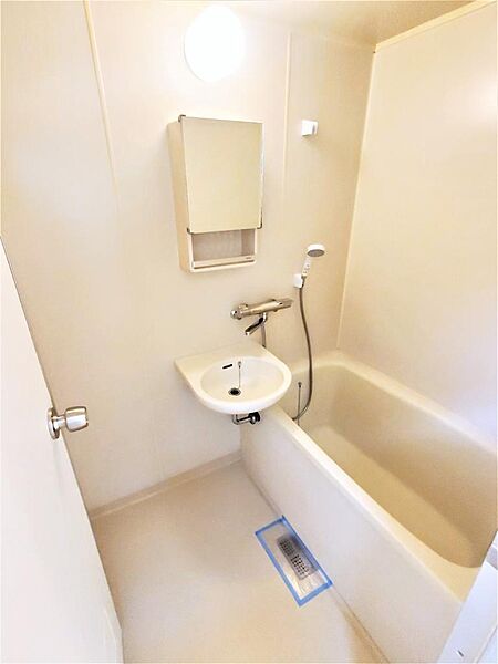 画像13:浴室には洗面台と鏡があって使い勝手良好です。
