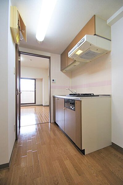画像11:キッチンの隣は冷蔵庫を設置するスペースもあります