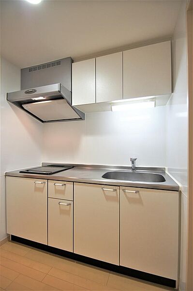 画像14:２口ＩＨコンロ付きシステムキッチンです。調理スペースや収納も広く快適にご利用いただけます。