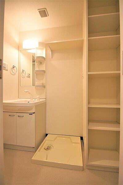 画像17:洗面スペースには洗面化粧台・洗濯機置き場・収納棚もあります。