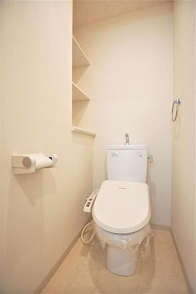 画像16:トイレは温水洗浄機能付きです。