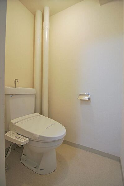 画像14:トイレは温水洗浄機能付きです。