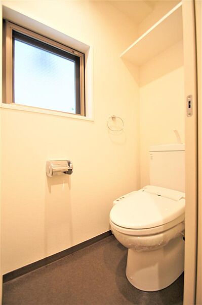 画像16:トイレは温水洗浄機能付きです。上部に小棚があります。