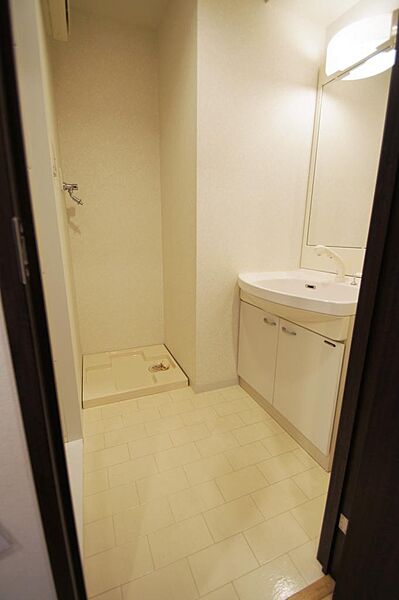画像17:洗面所には独立洗面化粧台、洗濯防水パンがあります。