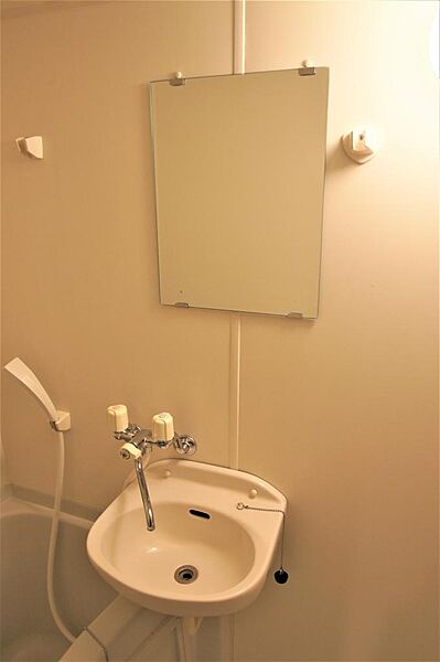 画像15:洗面台は鏡付きです。
