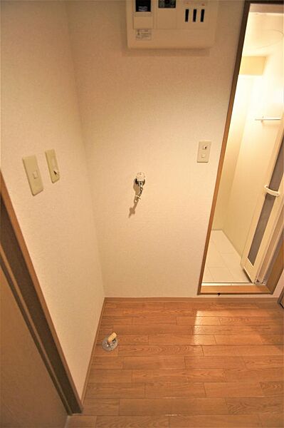 画像16:浴室の入り口に洗濯機置き場があります。