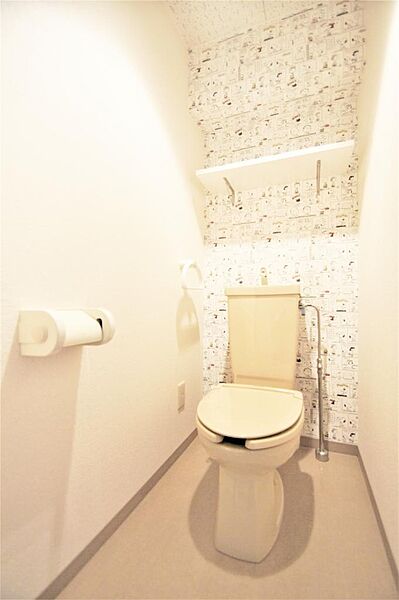 画像17:トイレもきれいに清掃されております。上部にはトイレットペーパー等置ける小棚があります。