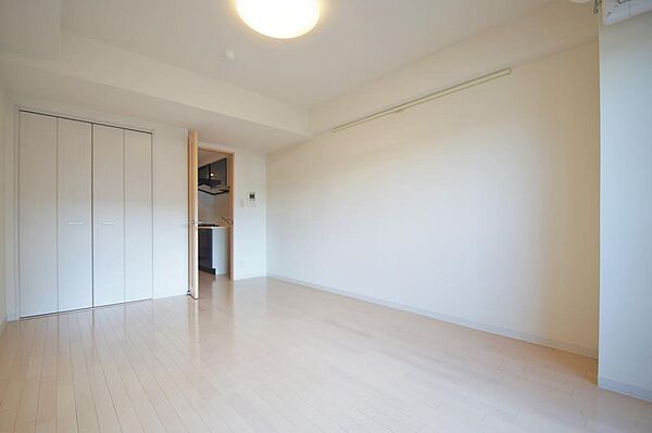 画像3:洋室9.4帖、白を基調とした清潔感のあるお部屋です。
