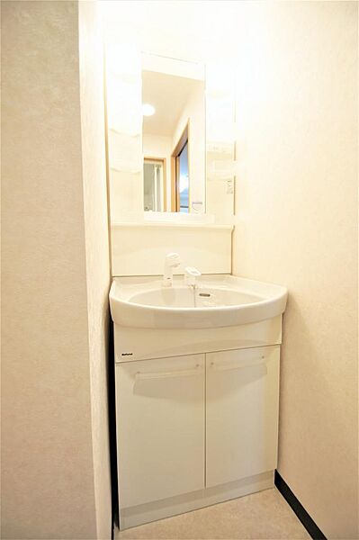 画像16:シャワー付洗面化粧台は人気の設備です。