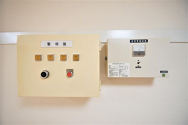 画像8:こちらのお部屋は火災警報器の受信盤が設置されています。