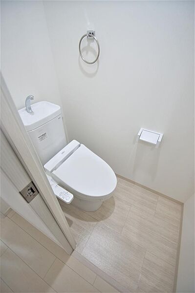画像14:トイレは温水洗浄機能付きです。