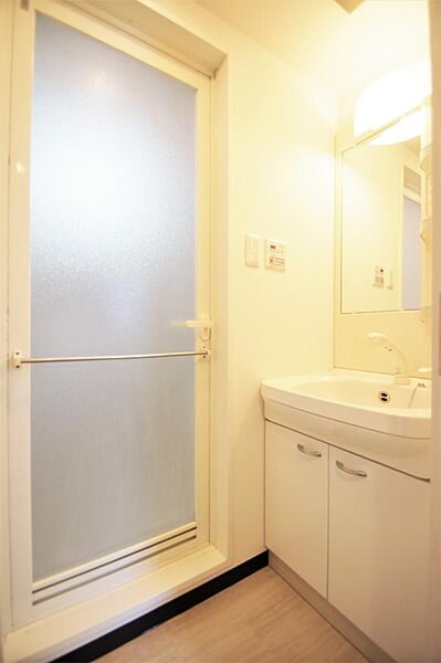 画像15:洗面所には洗面化粧台・洗濯防水パンがあります。
