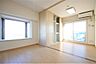 室内：洋室10.5帖。バルコニーは南向きです角部屋ならではの出窓があり２面採光です。