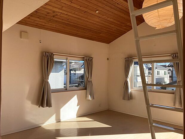 12畳の寝室は傾斜天井で解放感があります。