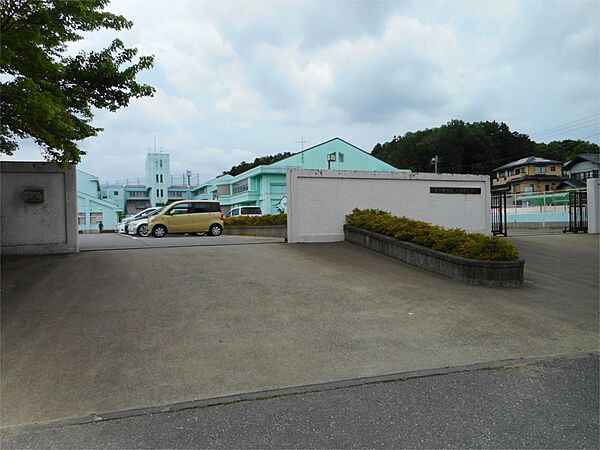 龍ケ崎市立久保台小学校（650m）