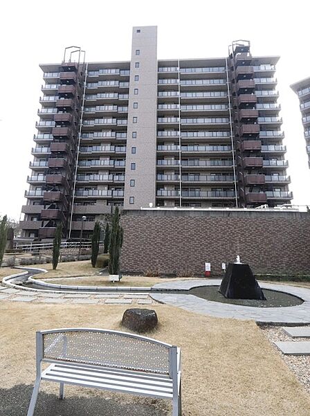 敷地内に噴水やベンチがあって、まるで公園のよう！