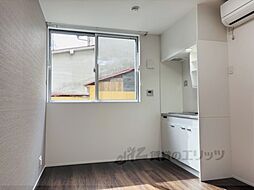 京阪本線 神宮丸太町駅 徒歩4分の賃貸アパート 1階ワンルームのリビング/ダイニング