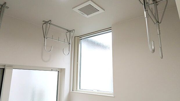 サンルーム　雨の日も安心して洗濯物を干すことができます。