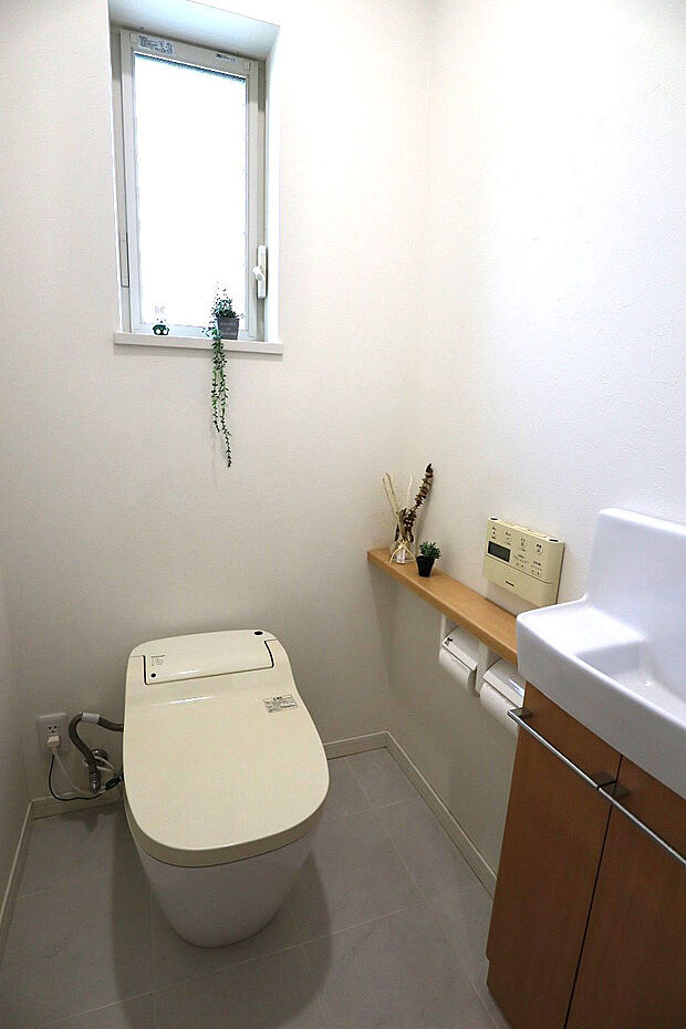 1階タンクレス温水洗浄便座　お手洗い付き（消耗品を入れる収納スペースもあります）