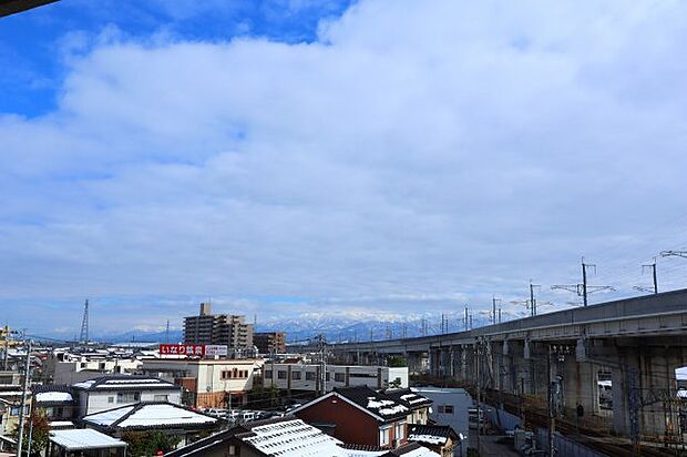 バルコニーから東側の眺望！　立山と北陸新幹線を同時に眺めることが出来ます☆