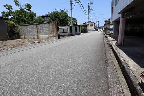 東側前面道路（北向き）