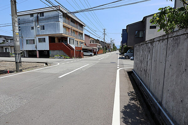 南側前面道路（東向き）