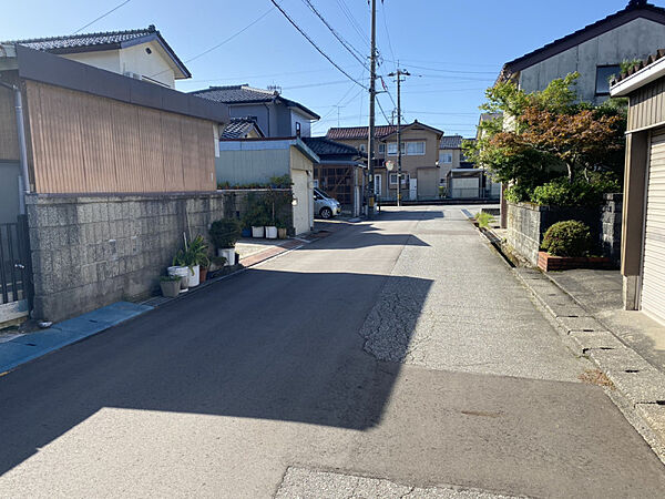 前面道路は車のすれ違いもラクラク！