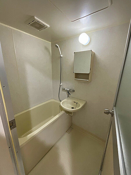 浴室の様子。個別ユニットでトイレと浴室が分かれているセパレートタイプ