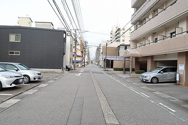 マンション前面道路（東側）