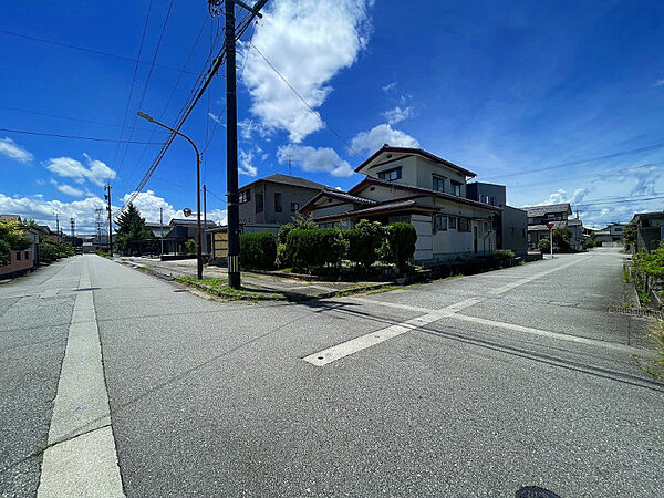 前面道路と土地全景