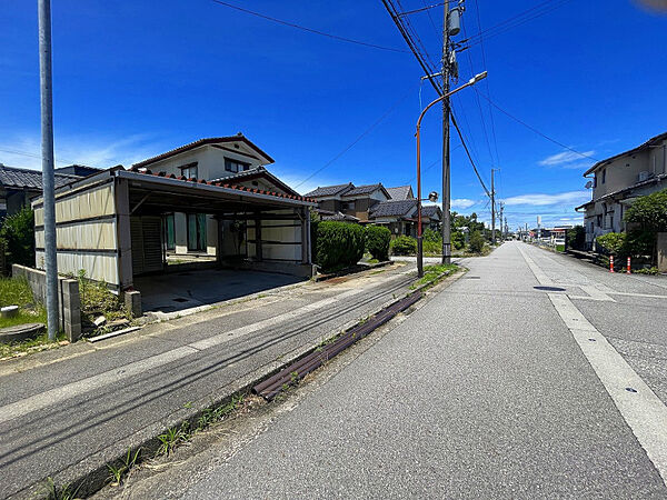 南側から見た東側前面道路