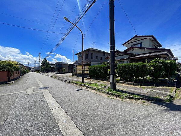 北側から見た東側前面道路