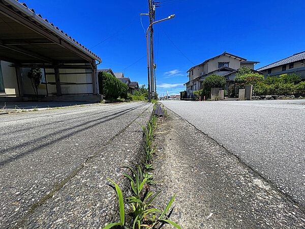 東側道路高低差